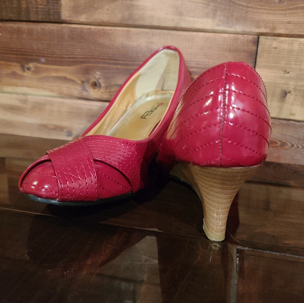 Red shoe - Picture 2 of 4